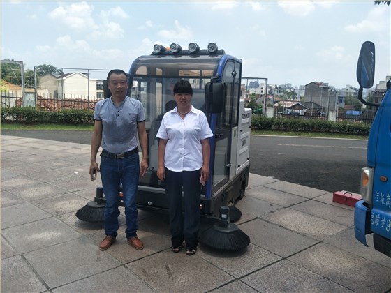 圣倍諾電動掃地車