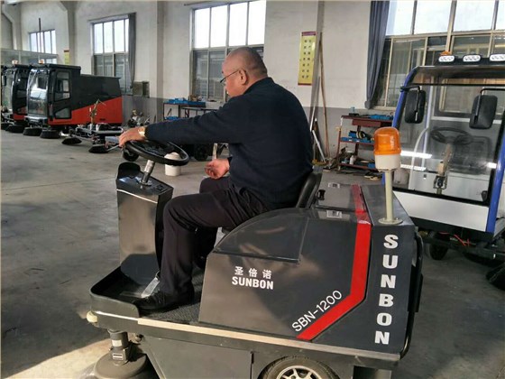圣倍諾小型掃地車(chē)