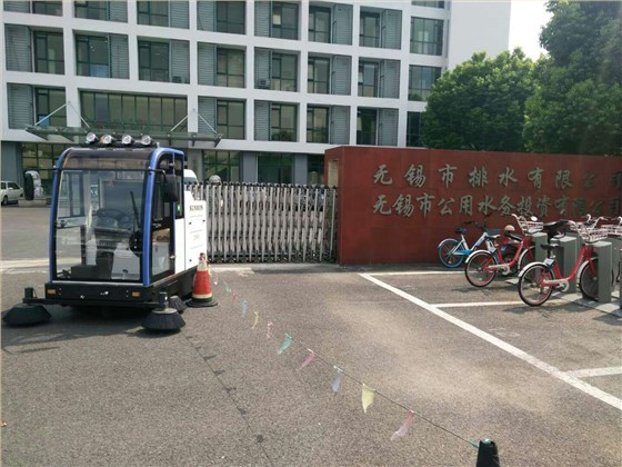 電動(dòng)掃地機(jī)2000A順利交付無(wú)錫市排水有限公司 電動(dòng)掃地機(jī)2000A順利交付無(wú)錫市排水有限公司