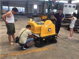 小型車(chē)間掃地機(jī)順利交付江蘇金安鋼構(gòu)