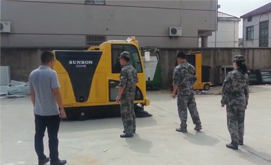 無錫某陸軍部隊參觀工廠購買全封閉電動掃地機(jī) 無錫某陸軍部隊參觀工廠購買全封閉電動掃地機(jī)