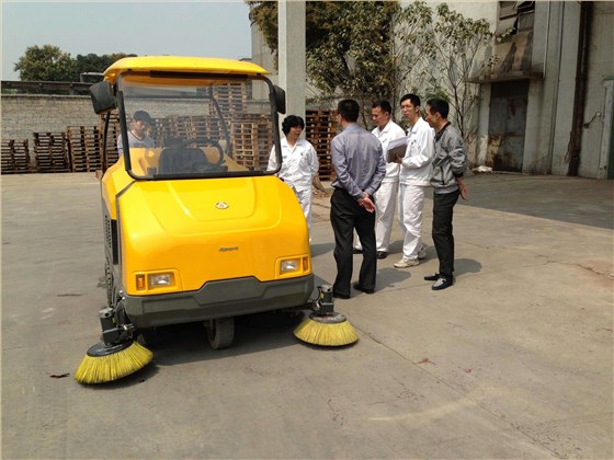 掃地車廠家解密夏季使用保養(yǎng)注意事項