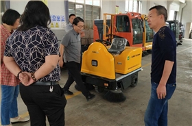 水泥廠路面清潔交給電動(dòng)清掃車 水泥廠路面清潔交給電動(dòng)清掃車