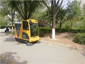 學(xué)校校園電動(dòng)掃地車推薦 學(xué)校校園電動(dòng)掃地車推薦