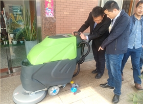 蘇州某化纖公司來廠考察體驗手推式洗地機 蘇州某化纖公司來廠考察體驗手推式洗地機