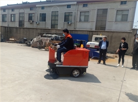 鎮(zhèn)江客戶來公司試掃1200駕駛式電動掃地車