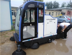 2000A電動(dòng)掃地車順利交付張家口某城鎮(zhèn)街道辦事處