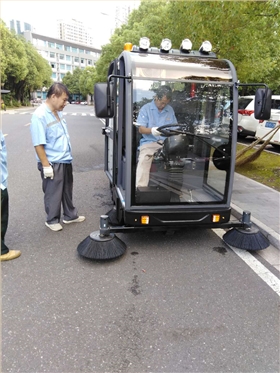 2000AW電動掃地機進駐無錫某高職