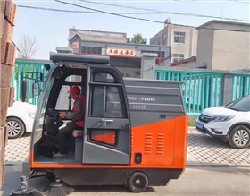 駕駛式電動掃地車
