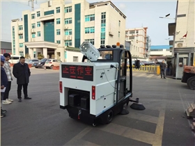 電動(dòng)路面清掃車正逐漸成為小區(qū)戶外道路保潔的新寵