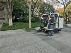 小區(qū)戶外道路保潔新助力——小型駕駛掃地機(jī)
