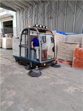 展望未來，電動掃地車行業(yè)將面臨以下幾個(gè)主要的發(fā)展趨勢