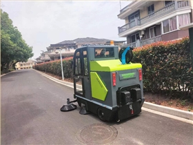 電動駕駛式掃地車：廠區(qū)清掃新利器