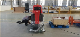 駕駛式洗地機(jī)解放了大量的人工勞動(dòng)，減少了清潔工的勞動(dòng)強(qiáng)度