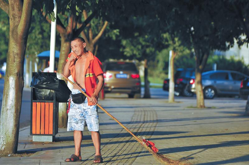 夏天打掃衛(wèi)生就用電動掃地車 夏天打掃衛(wèi)生就用電動掃地車