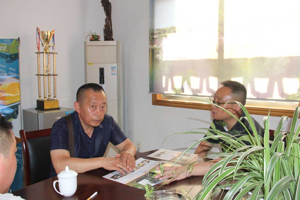 遼寧客戶參觀工廠并購買電動(dòng)掃地機(jī)2000A 遼寧客戶參觀工廠并購買電動(dòng)掃地機(jī)2000A