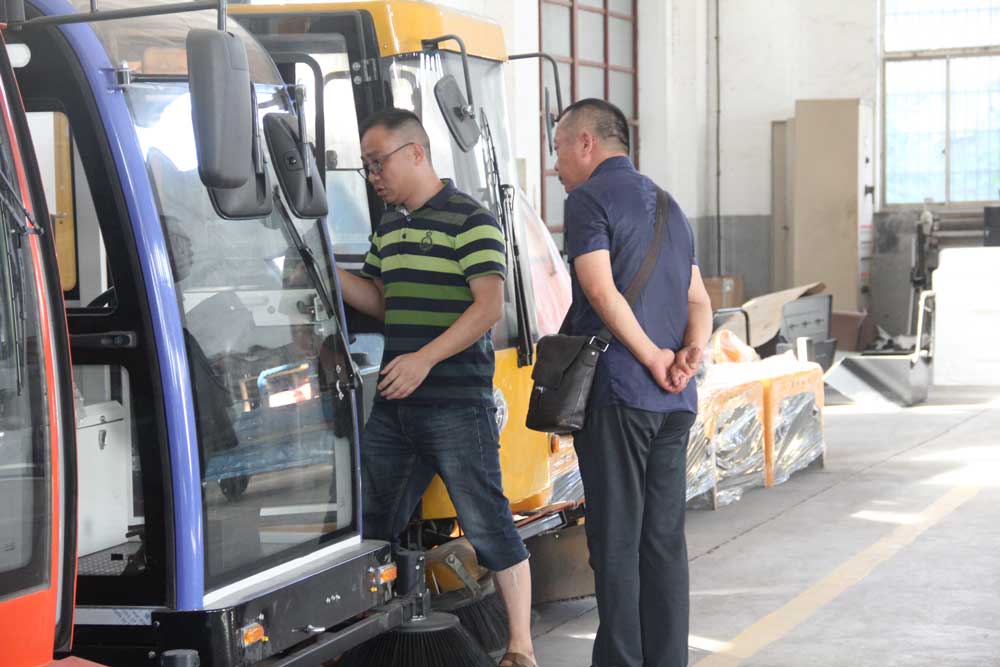 遼寧客戶參觀工廠并購買電動(dòng)掃地機(jī)2000A 遼寧客戶參觀工廠并購買電動(dòng)掃地機(jī)2000A