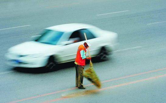 電動(dòng)掃地車為環(huán)衛(wèi)工人減負(fù) 電動(dòng)掃地車為環(huán)衛(wèi)工人減負(fù)