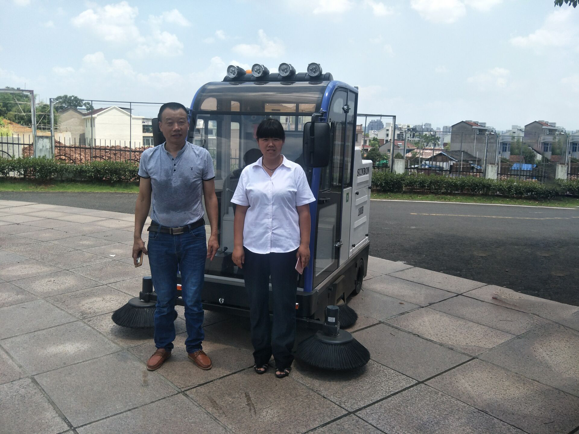 為什么越來越多的物業(yè)小區(qū)采購駕駛式掃地車 為什么越來越多的物業(yè)小區(qū)采購駕駛式掃地車