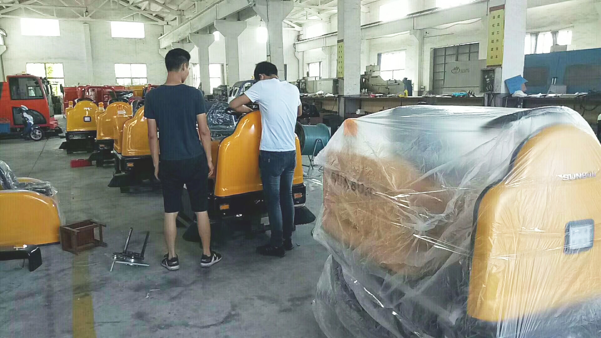 小型車間掃地機陸續(xù)出貨江蘇沙鋼集團 小型車間掃地機陸續(xù)出貨江蘇沙鋼集團