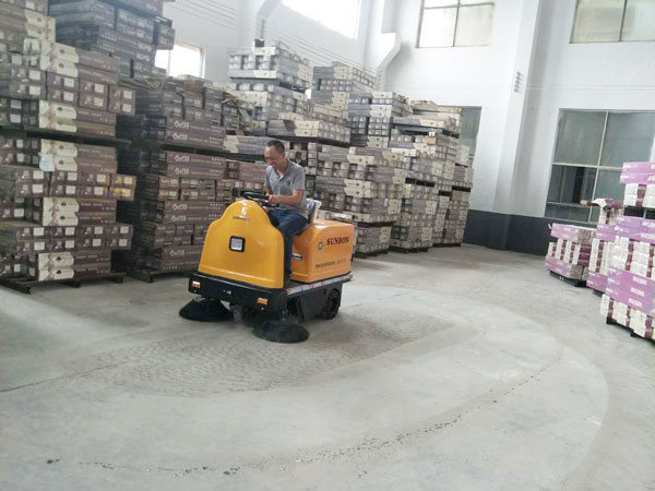 小型掃地車在工廠倉庫的應(yīng)用 小型掃地車在工廠倉庫的應(yīng)用
