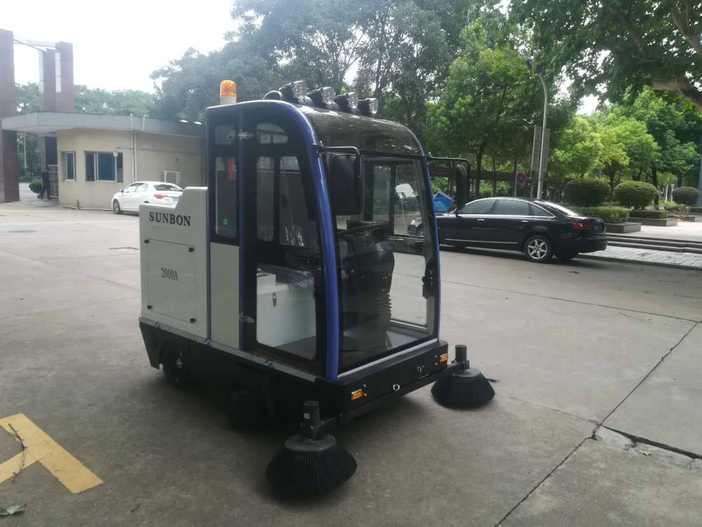 無錫客戶參觀工廠預(yù)購電動掃地機(jī)2000A 無錫客戶參觀工廠預(yù)購電動掃地機(jī)2000A