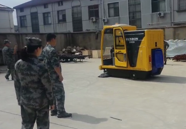 無錫某陸軍部隊(duì)參觀工廠購買全封閉電動(dòng)掃地機(jī) 無錫某陸軍部隊(duì)參觀工廠購買全封閉電動(dòng)掃地機(jī)