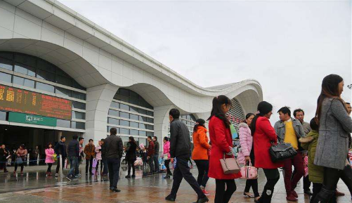 駕駛式掃地機助力高鐵站戶外廣場清潔 駕駛式掃地機助力高鐵站戶外廣場清潔