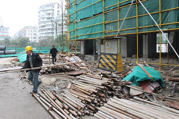 電動(dòng)掃地車(chē)有效解決建筑工地施工揚(yáng)塵難題 電動(dòng)掃地車(chē)有效解決建筑工地施工揚(yáng)塵難題