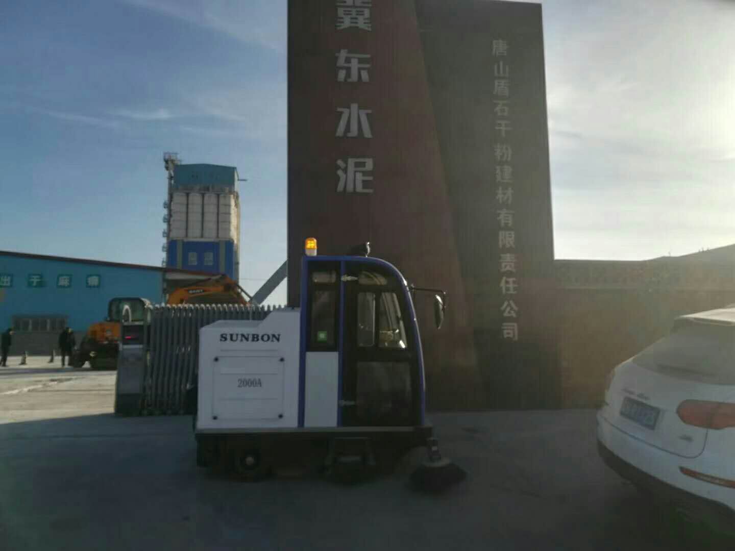 水泥廠用圣倍諾電動(dòng)掃地車(chē)的好處