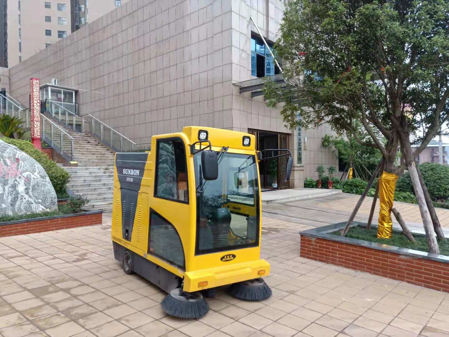 全封閉掃地車進駐湖南某物業(yè) 全封閉掃地車進駐湖南某物業(yè)