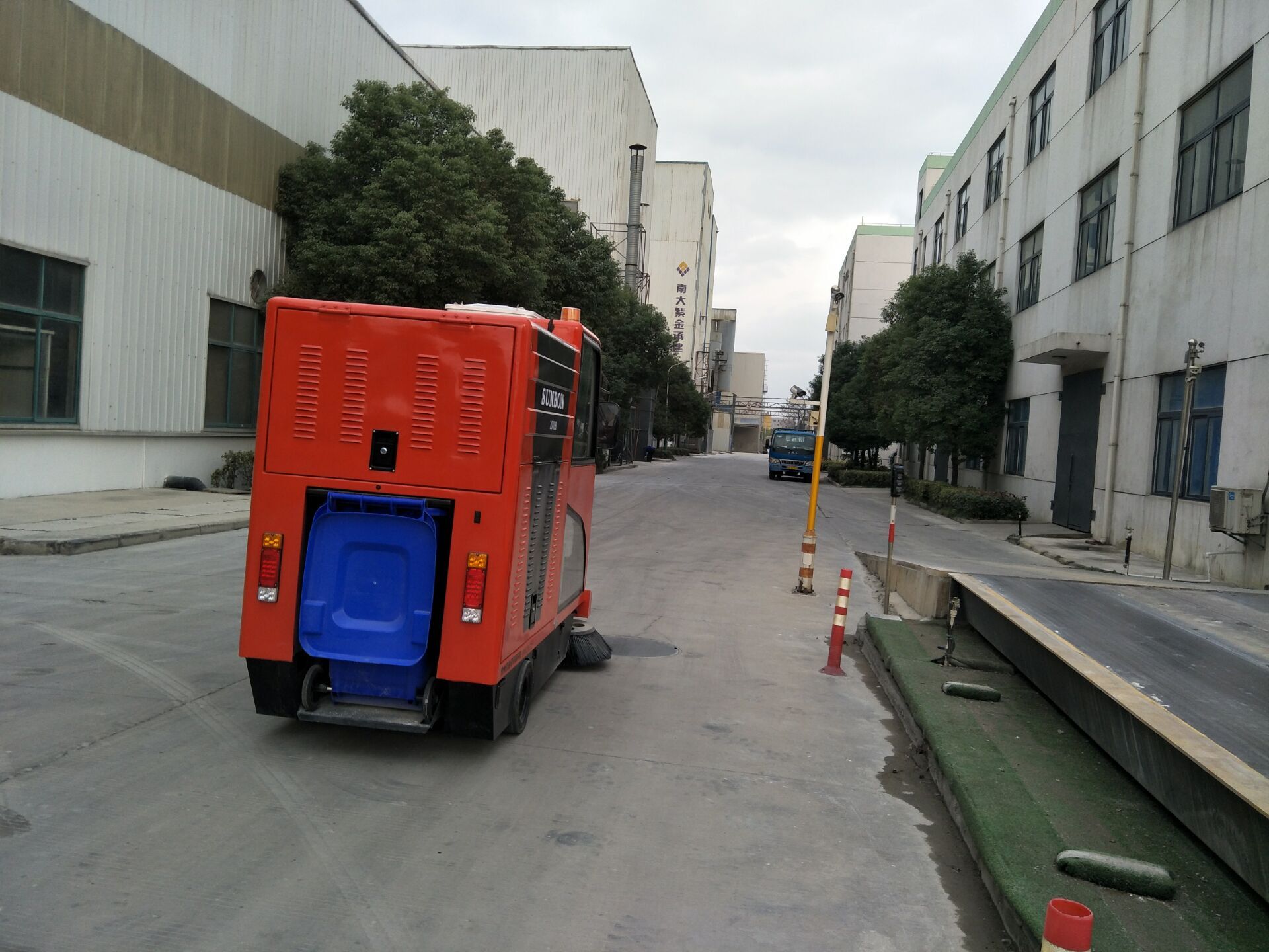 廠區(qū)道路清掃用大型全封閉掃地車 廠區(qū)道路清掃用大型全封閉掃地車