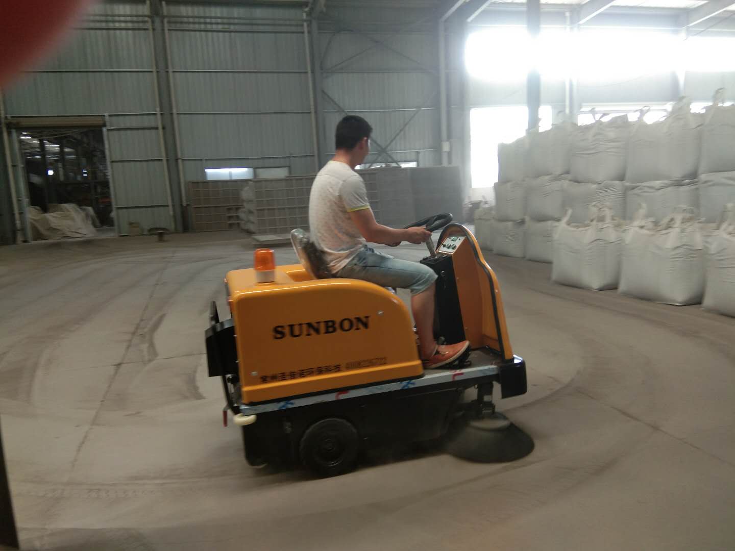 電動(dòng)清掃車(chē)能滿足工廠清潔需求提高生產(chǎn)效率 電動(dòng)清掃車(chē)能滿足工廠清潔需求提高生產(chǎn)效率