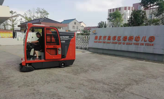 電動清掃車走進(jìn)南京高淳區(qū)某幼兒園 電動清掃車走進(jìn)南京高淳區(qū)某幼兒園