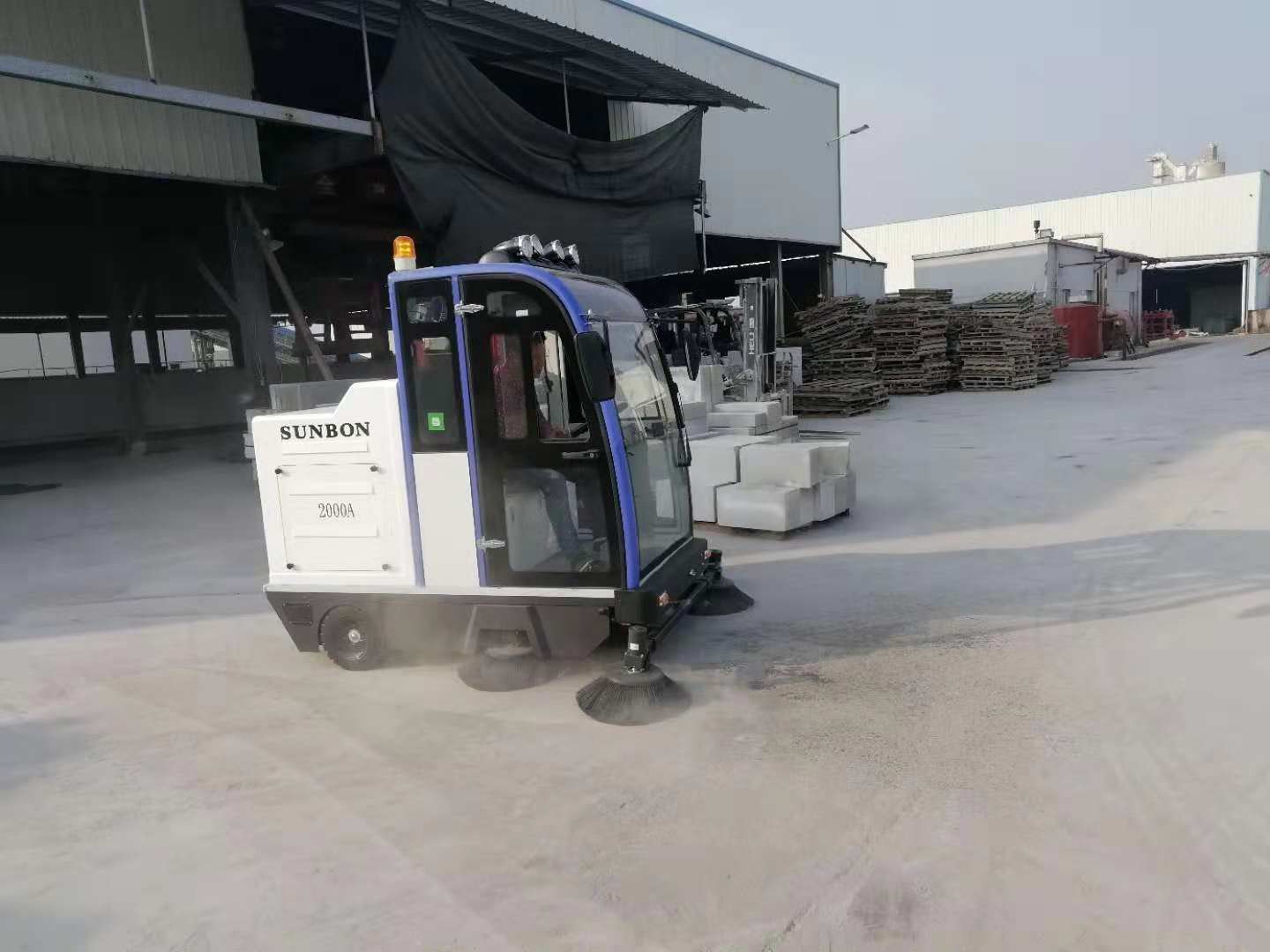 常州金壇某石材廠客戶來廠體驗(yàn)電動(dòng)掃地機(jī) 常州金壇某石材廠客戶來廠體驗(yàn)電動(dòng)掃地機(jī)