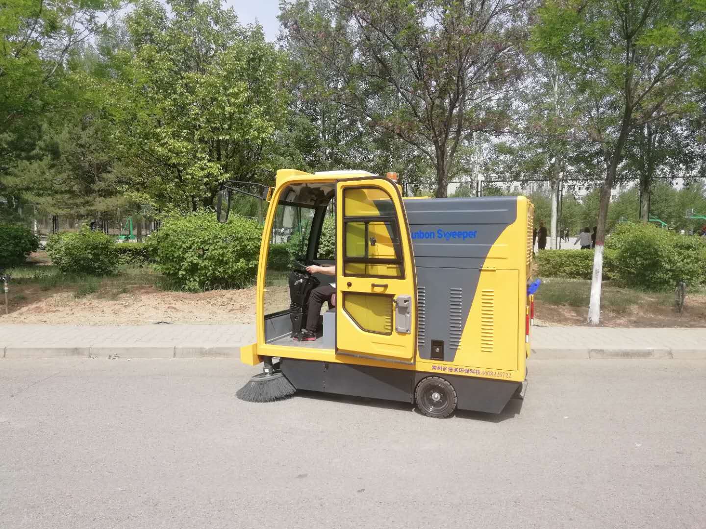 大型電動(dòng)清掃車(chē)更適合城市路段清掃工作 大型電動(dòng)清掃車(chē)更適合城市路段清掃工作