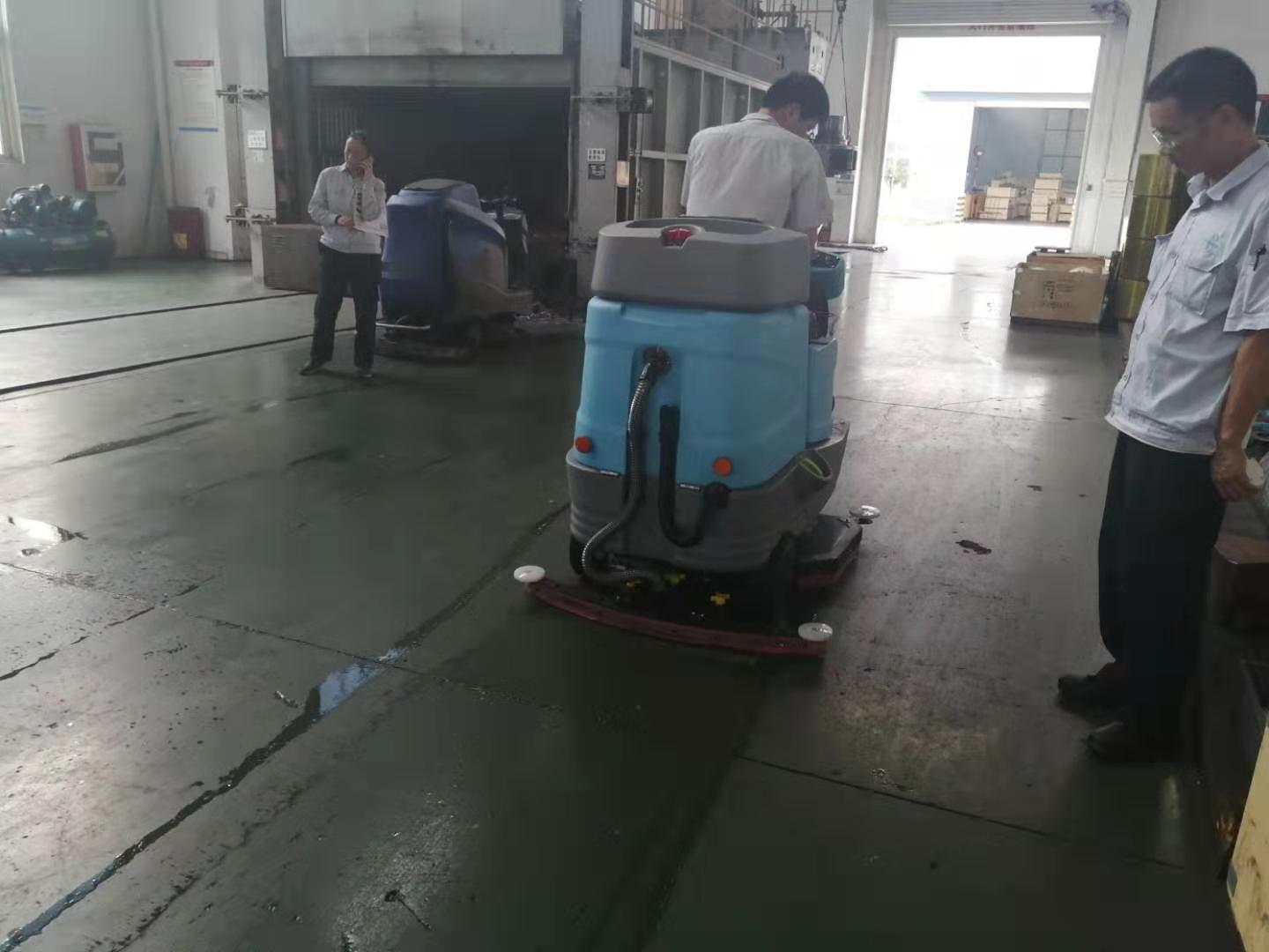 機(jī)械廠油污地面保潔交給雙吸盤洗地機(jī) 機(jī)械廠油污地面保潔交給雙吸盤洗地機(jī)