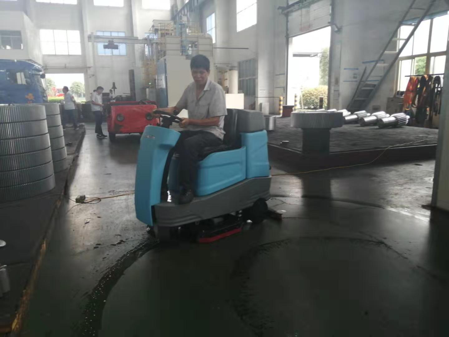 機(jī)械廠油污地面保潔交給雙吸盤洗地機(jī) 機(jī)械廠油污地面保潔交給雙吸盤洗地機(jī)