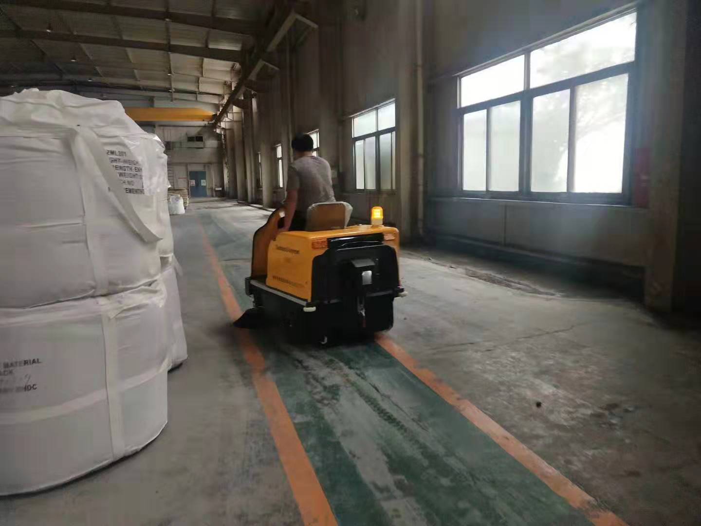小型電動掃地機進駐云南某工貿公司 小型電動掃地機進駐云南某工貿公司