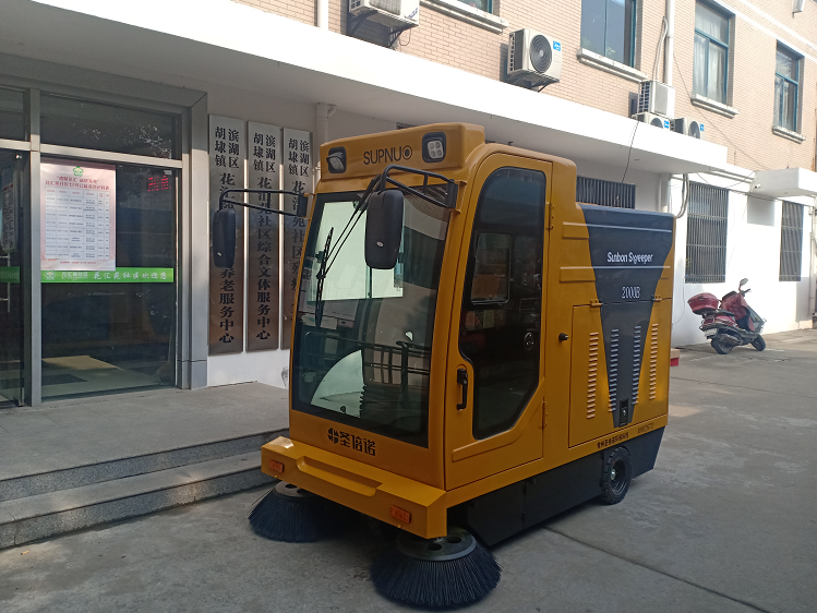 駕駛式電動掃地車社區(qū)保潔消毒衛(wèi)士