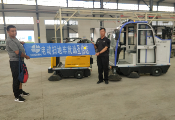 電動(dòng)掃地機(jī)順利交付浙江湖州某汽車設(shè)備廠