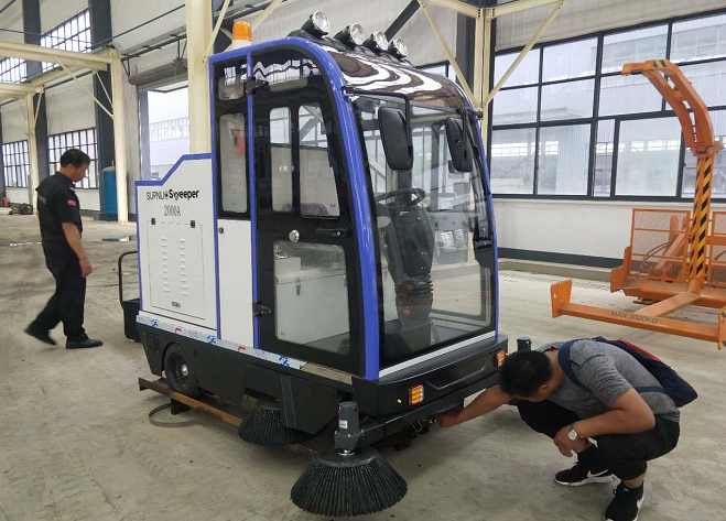 電動(dòng)掃地機(jī)順利交付浙江湖州某汽車設(shè)備廠