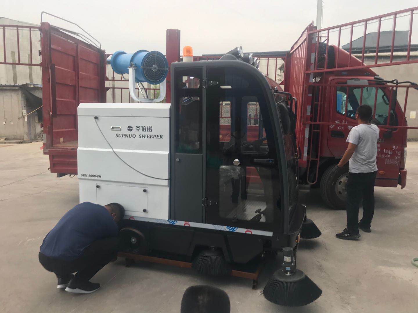 山東某磨料廠采購(gòu)2000AW霧炮款電動(dòng)掃地車(chē)