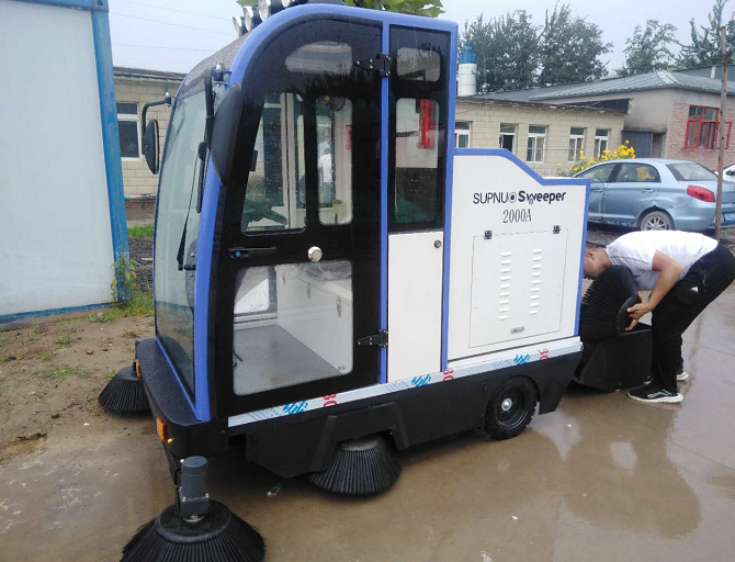 2000A電動(dòng)掃地車順利交付張家口某城鎮(zhèn)街道辦事處