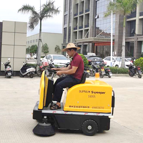 路面小型掃地機(jī)