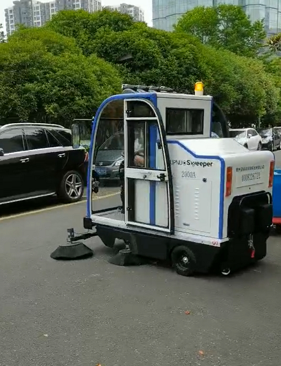 清掃車(chē)成為環(huán)衛(wèi)街道清潔小能手