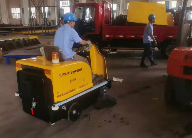 小型電動(dòng)掃地車進(jìn)駐常州某機(jī)械廠