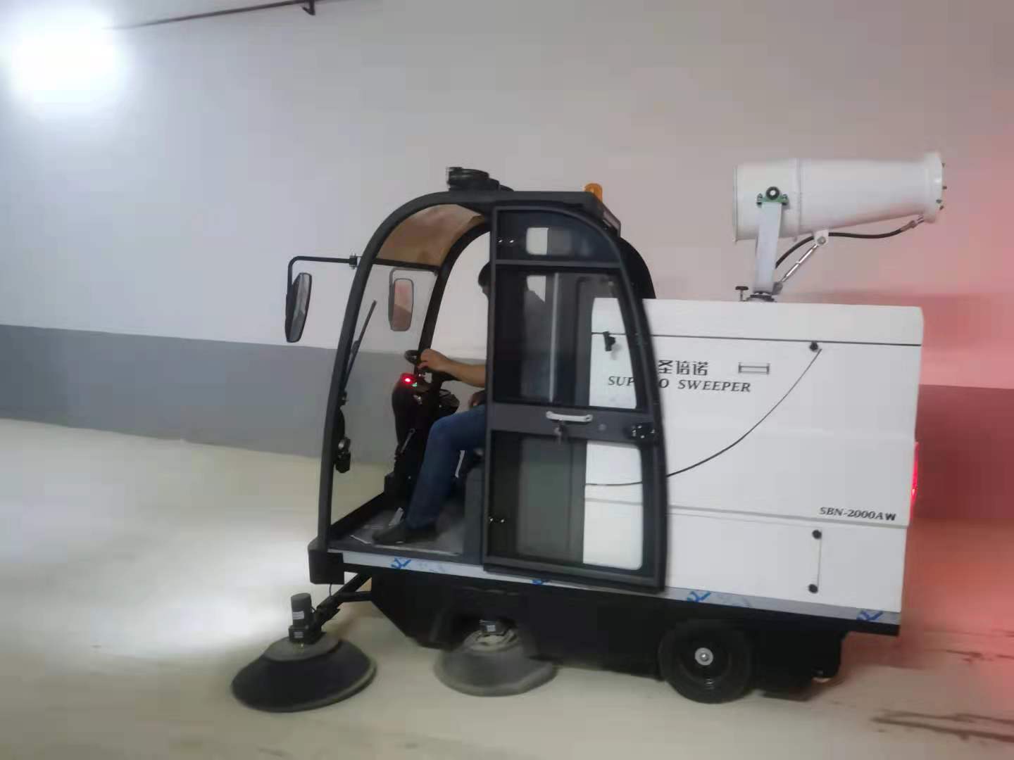 全封閉電動(dòng)清掃車有什么功能特點(diǎn)?