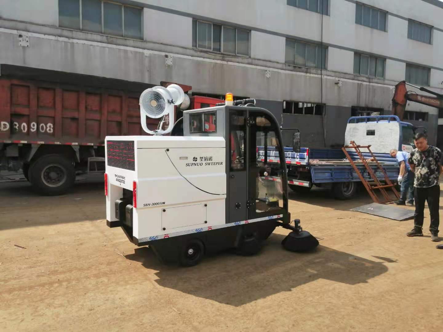 電動(dòng)掃地機(jī)適合工廠使用的原因所在