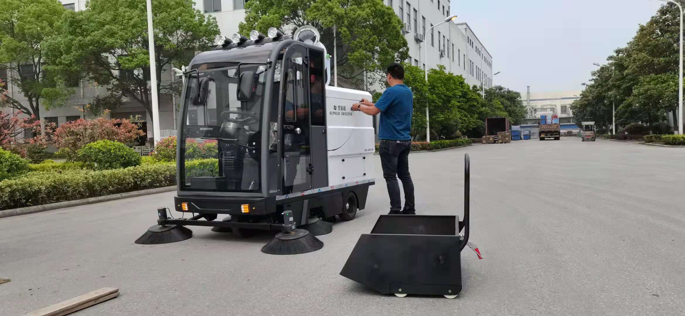 工業(yè)掃地車在公園景區(qū)中具有以下優(yōu)點